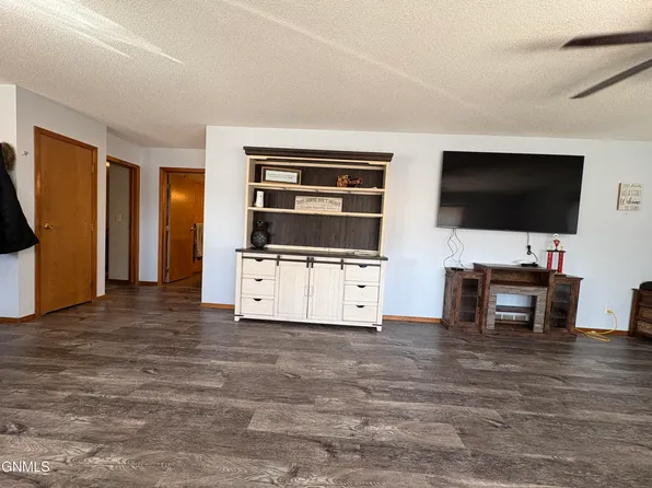 121 3rd St S, Ellendale, ND 58436