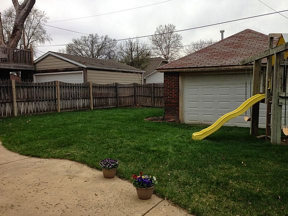 2nd image of 511 W Maywood Ave