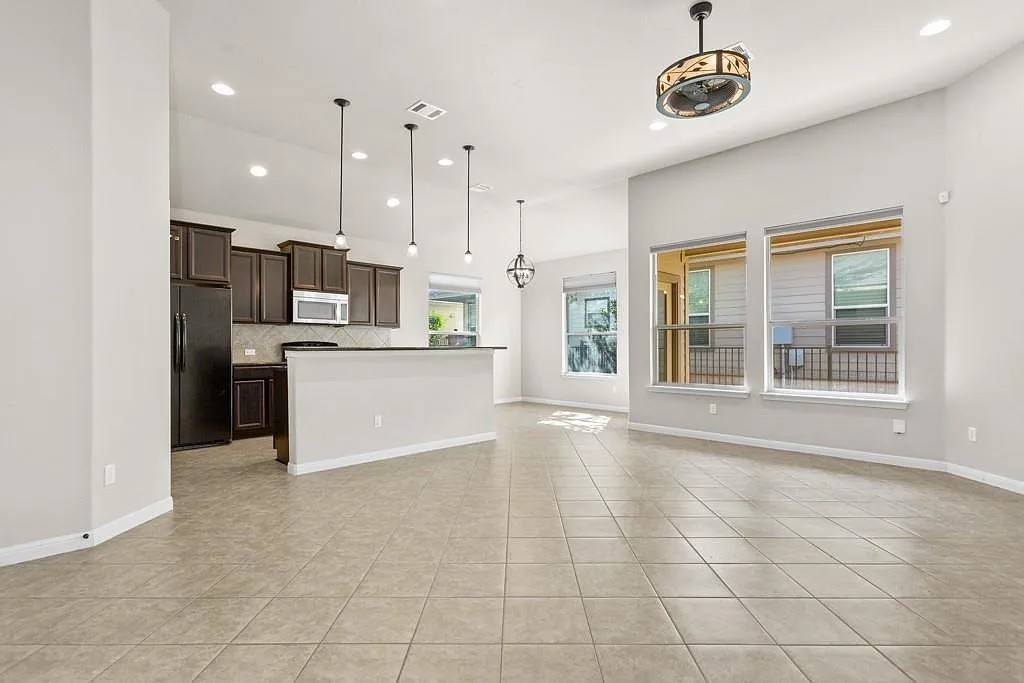 3 bed, 1439 sqft, $2,195 — Photo 4