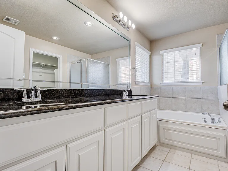 1020 Paradise Cv — Photo 24