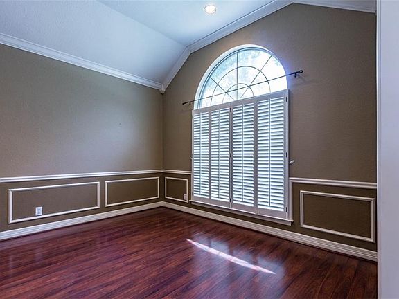 4th image of 128 Woodcrest Ln