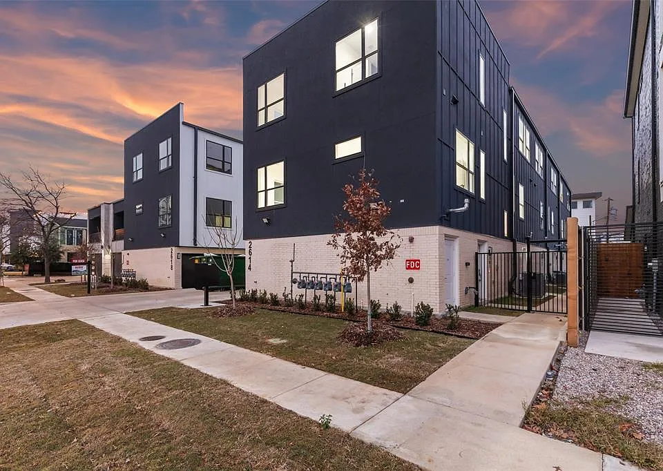 2614 N Carroll Ave #101