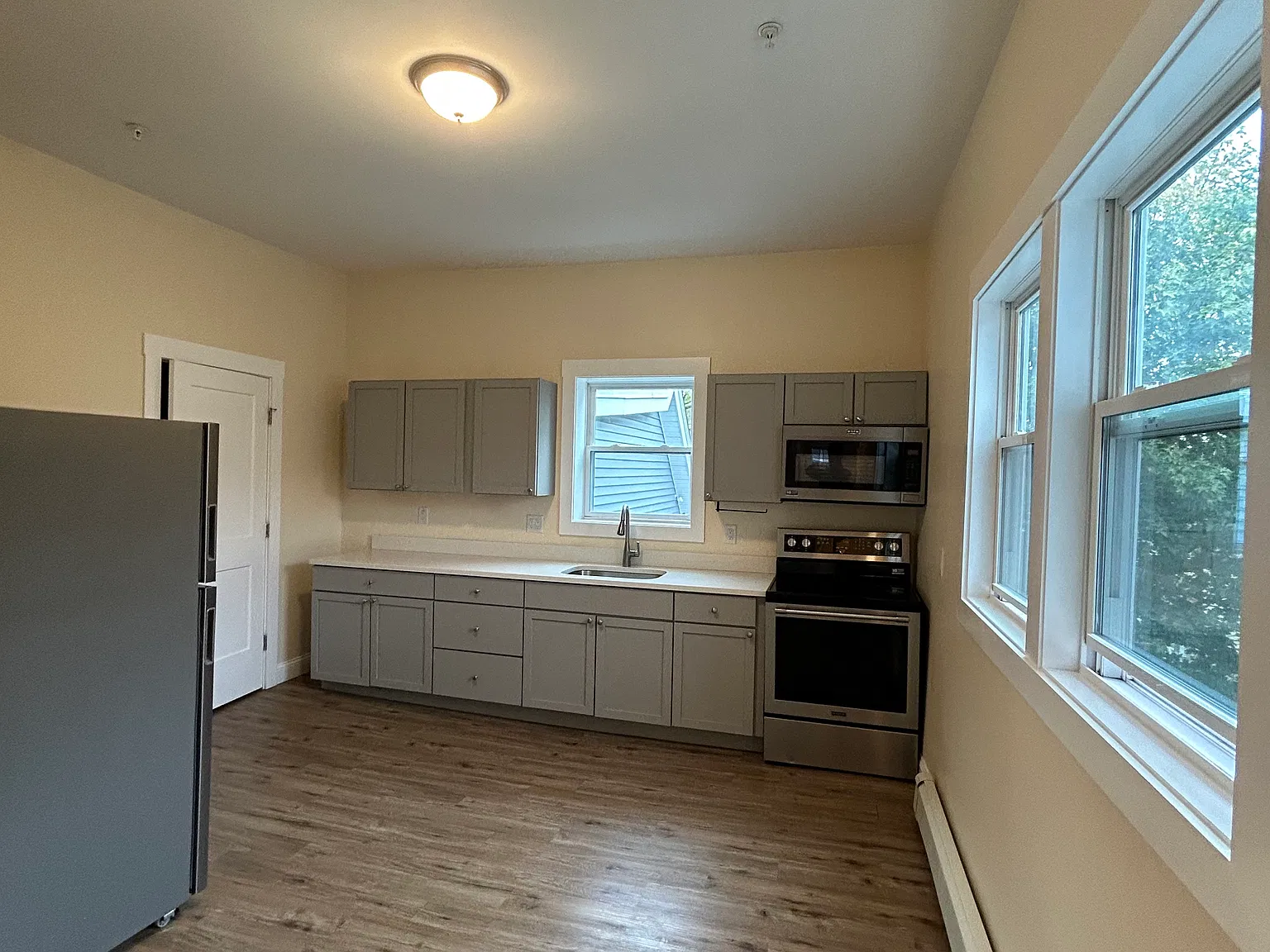 3 bed, 1000 sqft, $2,900 — Photo 2