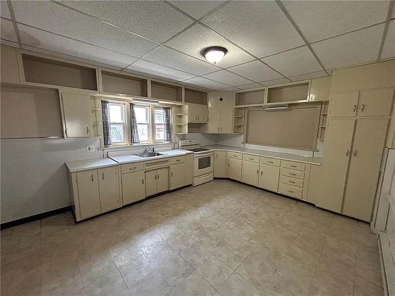547 E 4th St #1 — Photo 2