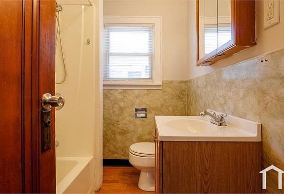 3rd image of 902 Cole Ave