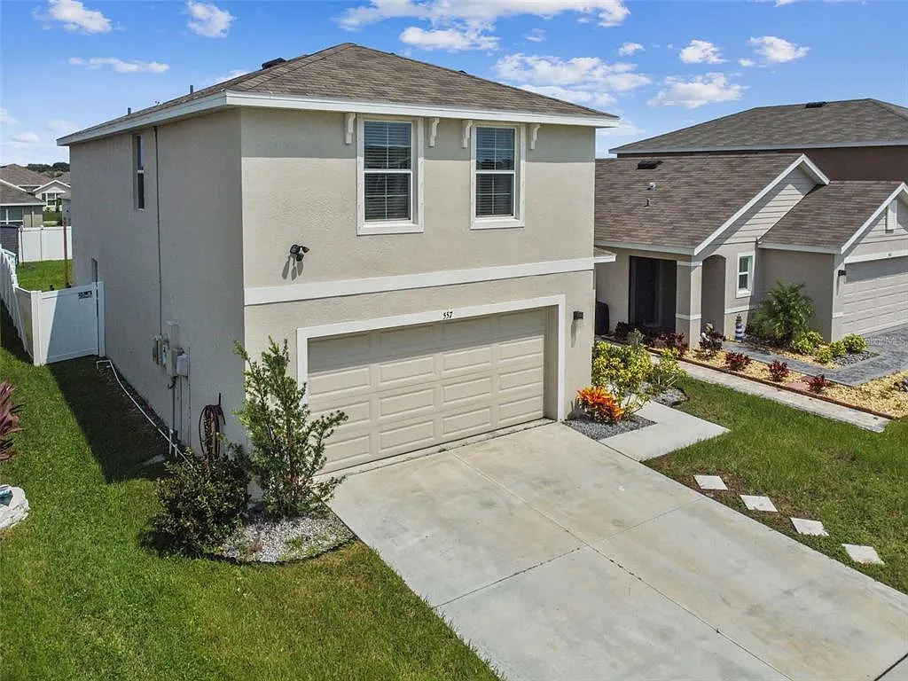 4 bed, 2.5 bath, 2328 sqft, $2,600 — Photo 2