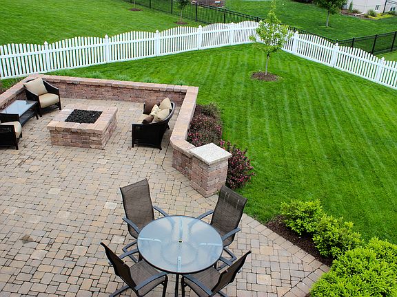 Stone patio w/ fire pit