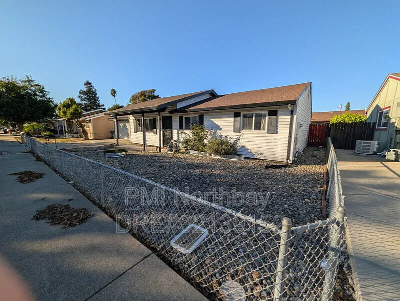 4 bed, 2.0 bath, 1920 sqft, $2,995 — Photo 2