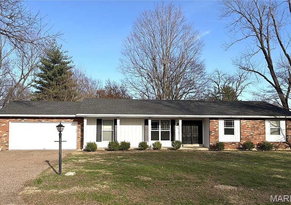 1st image of 921 Surrey Ct