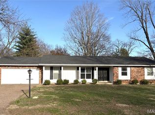 921 Surrey Ct, Edwardsville, IL 62025