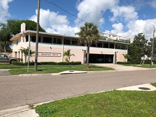 1st image of 300 Venetian Dr APT 1