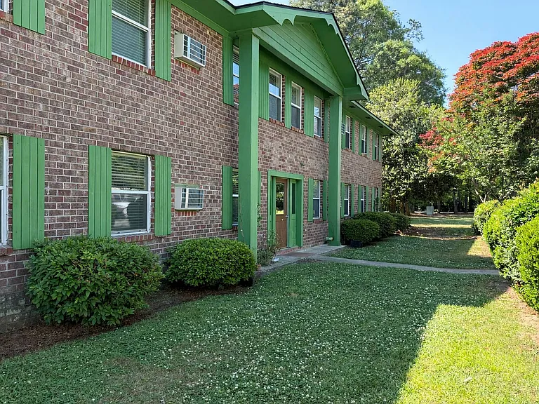 Colonial Park Apartments — Photo 8