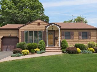 34 Wensley Rd, Plainview, NY 11803