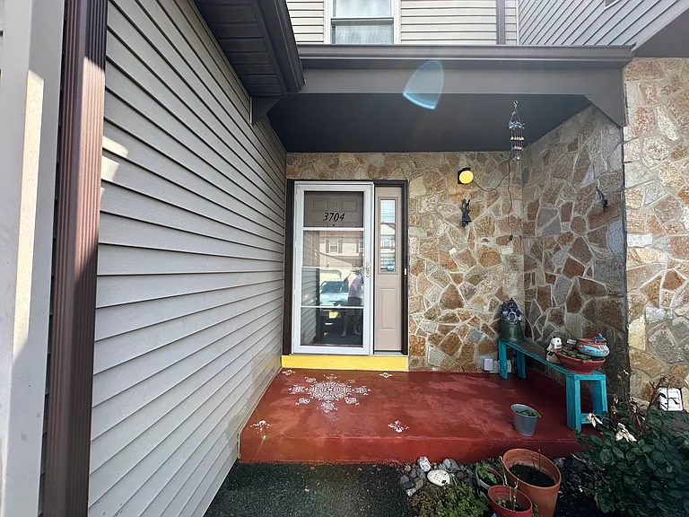 3704 Hana Rd — Photo 2