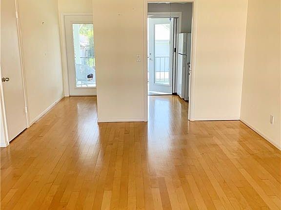 3rd image of 474 12th Ave S #474