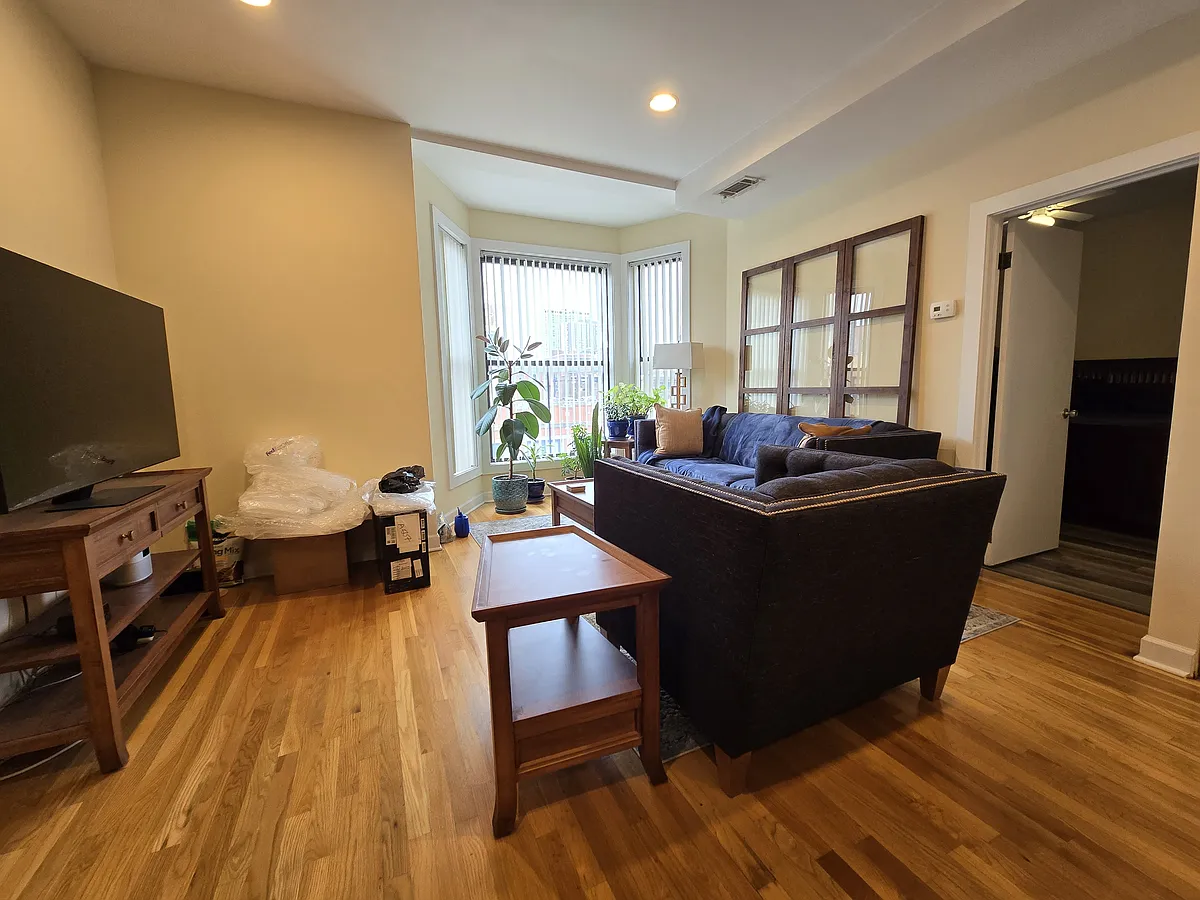 Building Photo - 605 W Belmont Ave #303