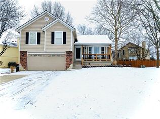 617 SE Sumpter Dr, Lees Summit, MO 64063