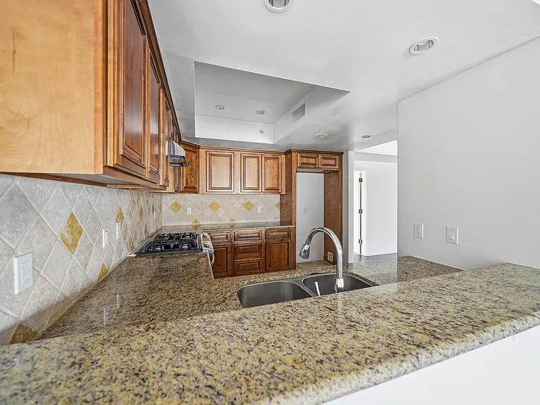 4733 Elmwood Ave #304 — Photo 7