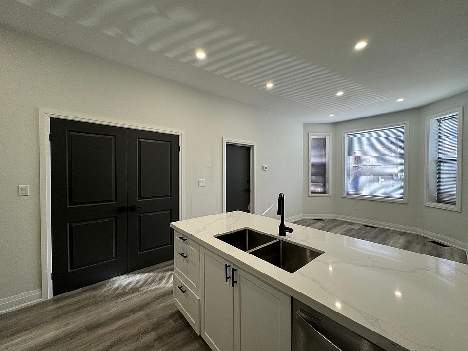 1st image of 105 Cannon St E #1
