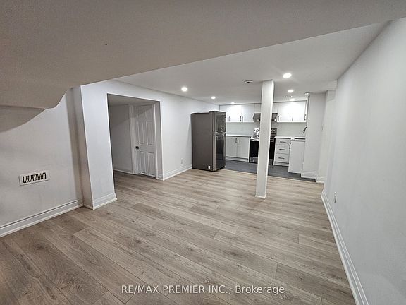 4th image of 31 Compton Cres APT A