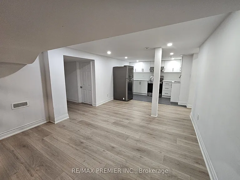 31 Compton Cres #A — Photo 4