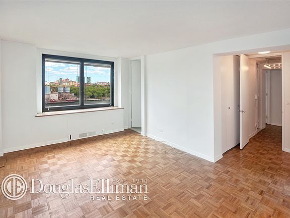 5th image of 531 Main St APT 1305