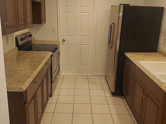 4th image of 630 NE 15th Ct