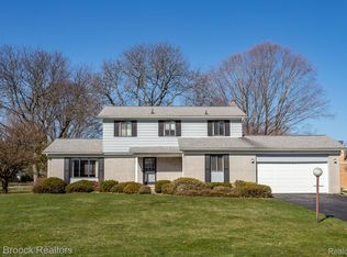 32521 Olde Franklin Dr, Farmington Hills, MI