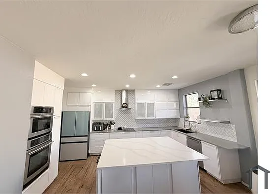 1906 E Patrick Ln — Photo 1