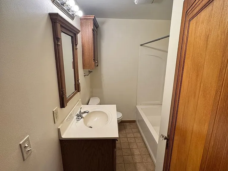 832 Lawrence Ave — Photo 9