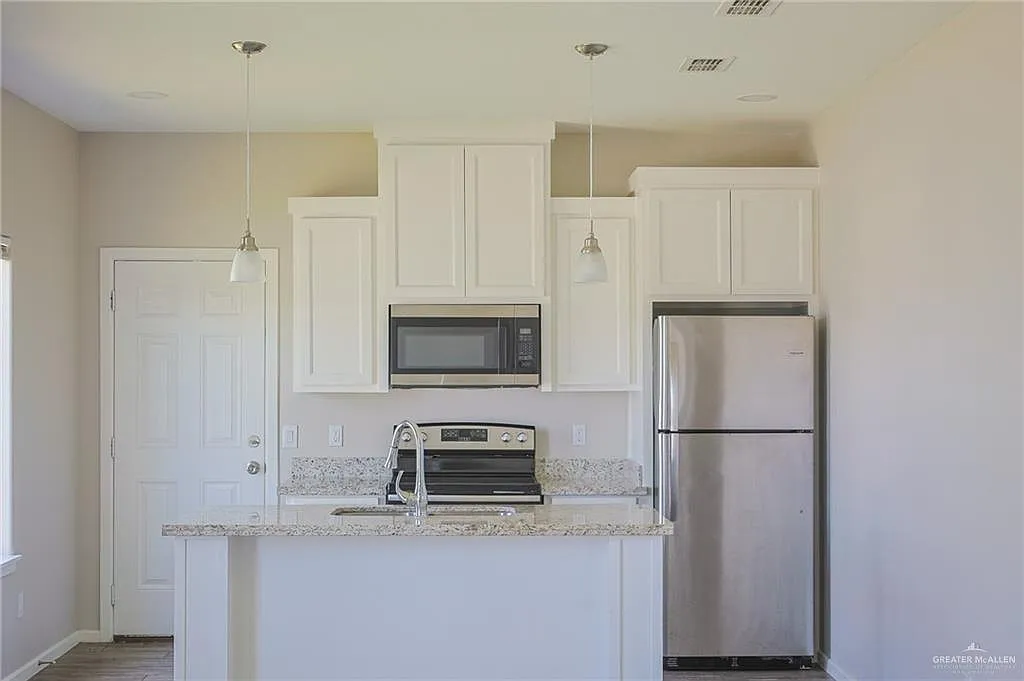 3 bed, 2.0 bath, 4320 sqft, $1,200 — Photo 4
