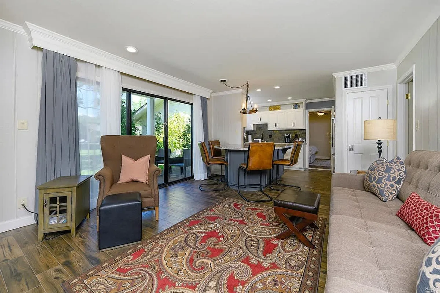 1 bed, 1.0 bath, 893 sqft, $5,911 — Photo 1