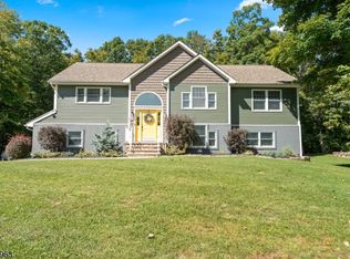 1036 Scenic Dr, Oak Ridge, NJ 07438