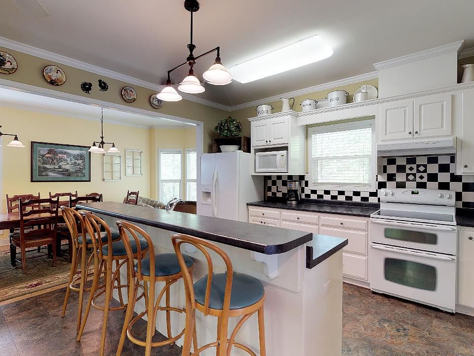 Large Eat In Kitchen 