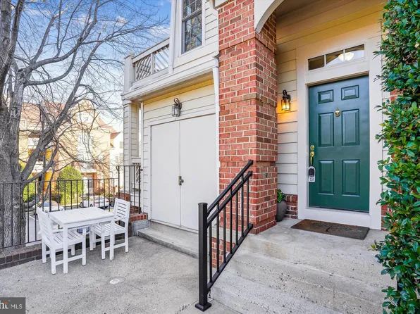 1300 Garden Wall Cir #102, Reston, VA 20194