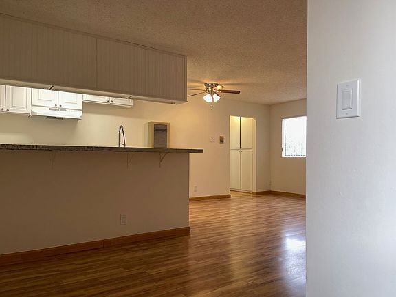 3rd image of 12603 Oxnard St APT 10