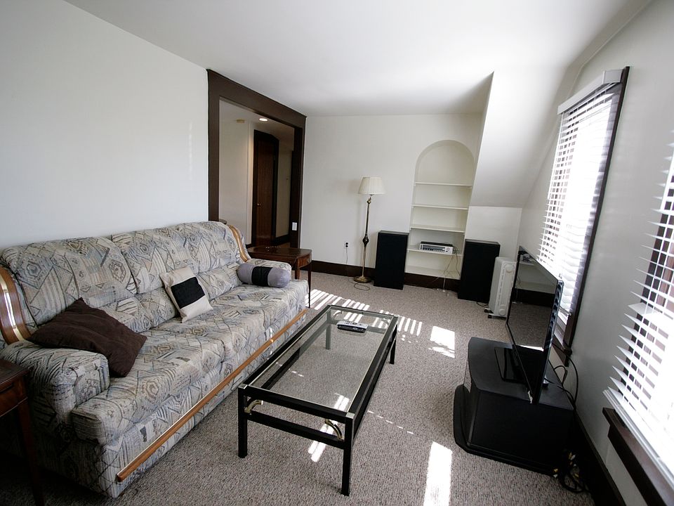 Furnished Living Room with Cable TV/Stereo