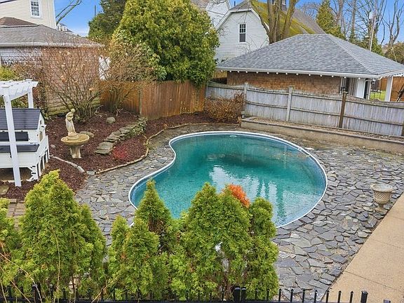 5th image of 411 Stewart St