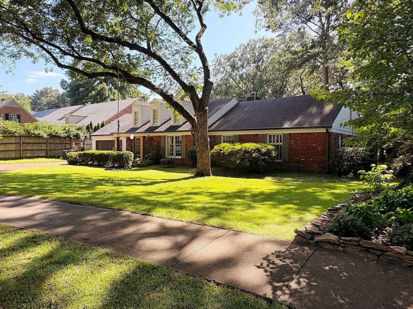 Renovated Home In The Heart Of East Memphis! Fully Fenced Backyard! No Carpet! — Photo 3