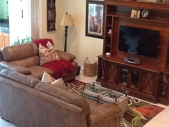 Living room w/crown molding