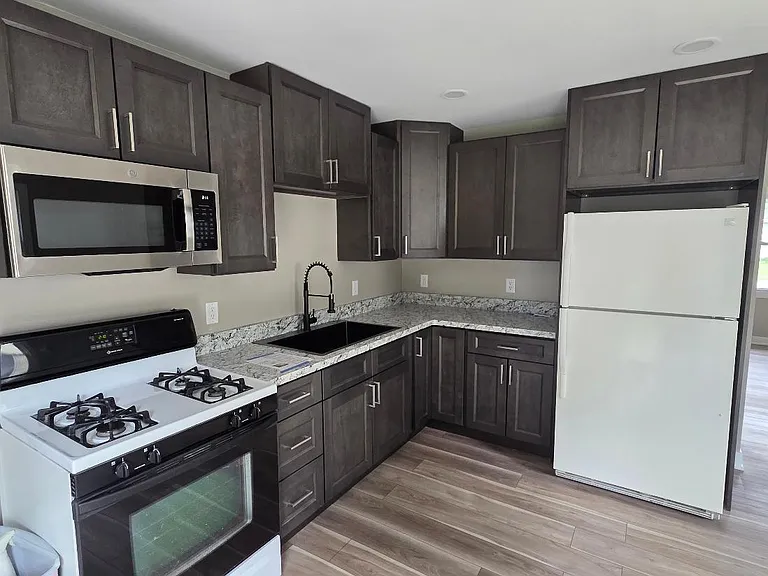 842 Fairview St — Photo 6