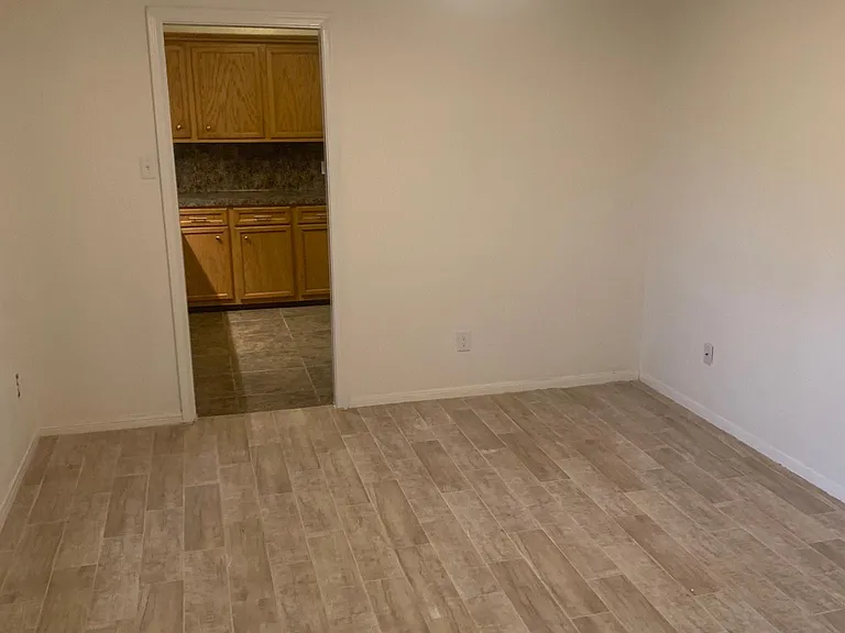 2510 Maxwell Ln — Photo 12