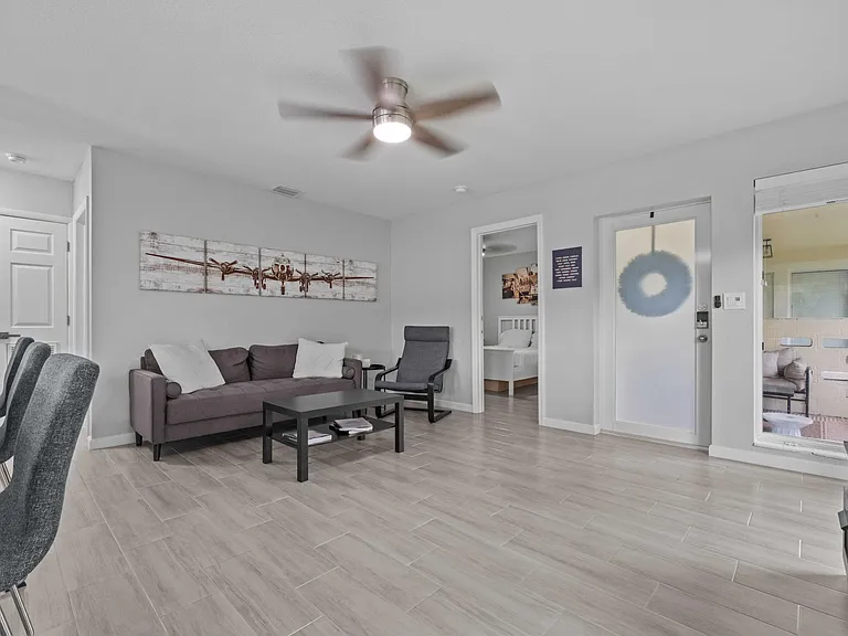1007 NE 9th Ct — Photo 3