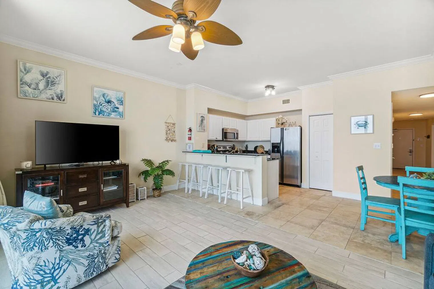 2 bed, 3.0 bath, 1689 sqft, $3,284 — Photo 3