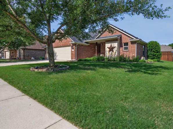 3916 Palomino Dr, Benbrook, TX 76116