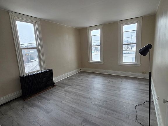 2nd image of 2525 Peach St #8