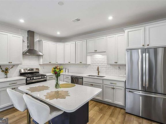 3rd image of 110 Balsam Dr