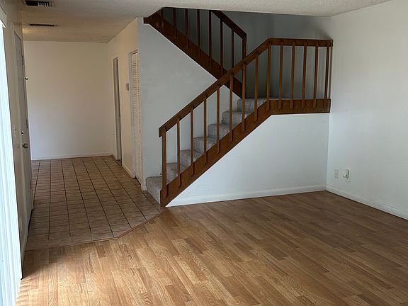 4th image of 386 Lake Arbor Dr