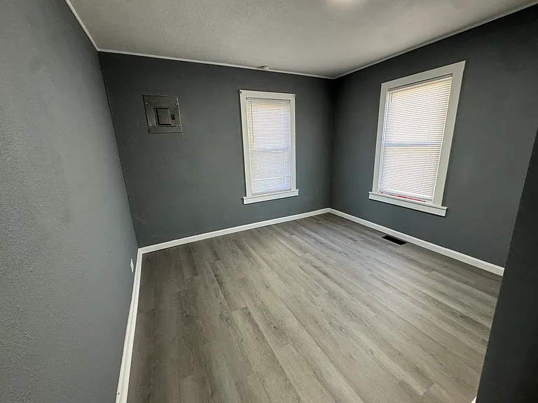 1004 E Dixon St — Photo 3