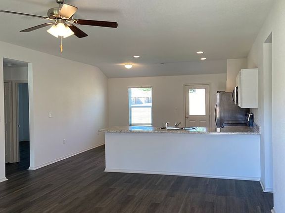 5th image of 2615 Grand Ln